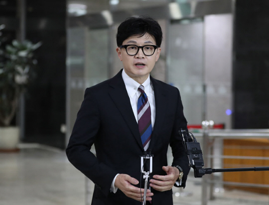 한동훈 법무부장관이 14일 오후 국회 본회의에 출석하기 위해 서울 영등포구 여의동 국회에 도착해 기자들의 질문에 답하고 있다. 뉴시스