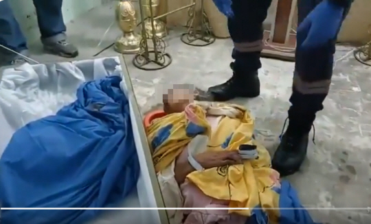 구급대원들이 벨라 몬토야를 관에서 꺼내 들 것에 옮겨 이송을 준비하고 있다. 에콰도르 커뮤니케이션 트위터 캡처