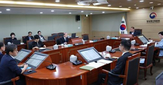 김효재 방송통신위원장 직무대행이 14일오전 과천 방송통신위원회에서 열린 전체회의에서 발언하고 있다. 연합뉴스