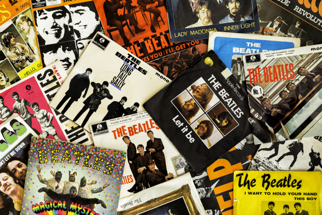 1980년 사망한 존 레넌이 남긴 미완성곡이 인공지능(AI) 기술의 도움을 통해 비틀스의 신곡으로 재탄생해 올해 말 공개된다. 27년 만에 출시되는 이 곡이 비틀스의 마지막 작품으로 기록될 예정인 가운데 비틀스가 데뷔 이후 발매했던 모든 음반이 쌓여 있다. 게티이미지뱅크