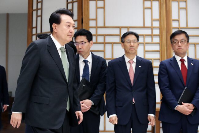 윤석열 대통령이 14일 오전 대통령실 청사에서 열린 재외공관장 신임장 수여식을 위해 입장하고 있다.  뉴시스