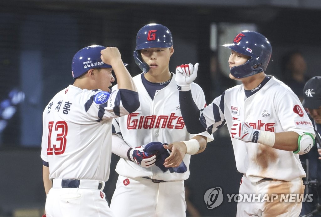 (부산=연합뉴스) 13일 부산 사직야구장에서 열린 2023프로야구 한화 이글스와 롯데 자이언츠의 경기. 3회말 1사 1,2루에서 롯데 윤동희가 좌측담장을 넘기는 3점 홈런을 치고 홈에서 축하를 받고 있다. 2023.6.13