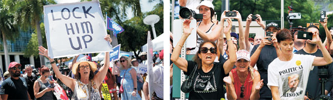 국가기밀 반출 혐의로 기소된 도널드 트럼프 전 미국 대통령의 13일(현지시간) 플로리다주 마이애미 연방법원 출석을 앞두고 법원 앞에서 ‘트럼프를 가두라’는 플래카드를 든 반(反)트럼프 시위대(왼쪽 사진)와 그의 무죄를 주장하며 트럼프 전 대통령의 출석 모습을 촬영하고 있는 지지자들(오른쪽 〃)의 모습이 팽팽하게 엇갈리고 있다.  AP연합뉴스