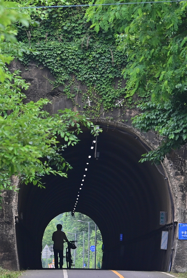 정초부 지겟길의 일부 구간과 겹치는 남한강 자전거길의 부용 터널. 중앙선 개량사업 이전에 중앙선 기차가 다니던 터널이다.