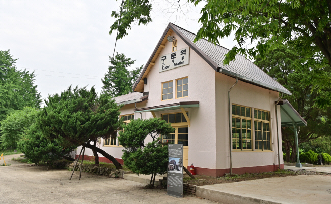 옛 기차역의 정취가 그대로 남아 있는 구둔역. 승강장과 철로까지 예전의 모습을 그대로 간직하고 있다.