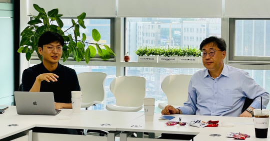 업스테이지는 15일 과기정통부 ‘AI 윤리·신뢰성 확보 릴레이 현장 방문’ 첫 일정을 개최했다. 사진은 이활석 업스테이지 CTO(왼쪽)와 박윤규 과기정통부 제2차관. 업스테이지 제공