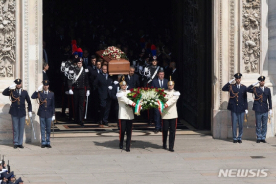 14일(현지시간) 이탈리아 밀라노의 밀라노 대성당에서 실비오 베를루스코니 전 이탈리아 총리의 장례식이 국장으로 거행돼 고인의 관이 성당 밖으로 운구되고 있다. 언론계 거물이자 AC 밀란 구단주였던 베를루스코니 전 총리는 백혈병 투병 중 지난 12일 밀라노의 한 병원에서 향년 86세로 별세했다. AP 뉴시스