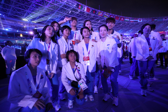 지난 2018 자카르타-팔렘방 아시안게임 폐회식에서 남북 선수단이 함께 어우러져 기념촬영을 하는 모습.  연합뉴스