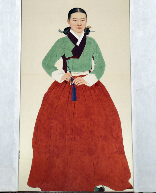 지난달 25일 새로 공개된 전북 남원시 춘향사당의 ‘춘향 영정’. 춘향전을 토대로 한 17세 안팎의 한국적 여인상을 모델로  의복과 머리 모양 등을 고증해 제작된 것으로 알려졌다. 남원시 제공