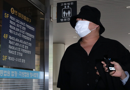 마약류 투약·교부한 혐의로 1심에서 집행유예를 선고 받았던 작곡가 돈스파이크(본명 김민수)가 15일 서울 서초구 서울고법에서 열린 항소심 선고 공판에 출석하고 있다. 항소심 재판부는 이날 돈스파이크에게 징역 2년형을 선고하고 법정구속했다. 공동취재사진