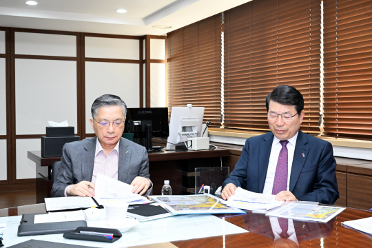 백경현(오른쪽) 구리시장은 지난 14일 이한준 LH 사장과 만나 광역교통개선을 위한 적극적인 지원을 요청했다. 구리시청 제공