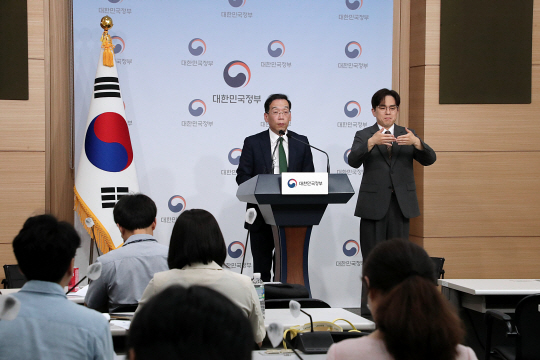 최훈 행정안전부 지방자치균형발전실장이 15일 정부서울청사 합동브리핑실에서 비영리 민간단체 등록요건 조사 결과를 발표하고 있다. 행정안전부 제공