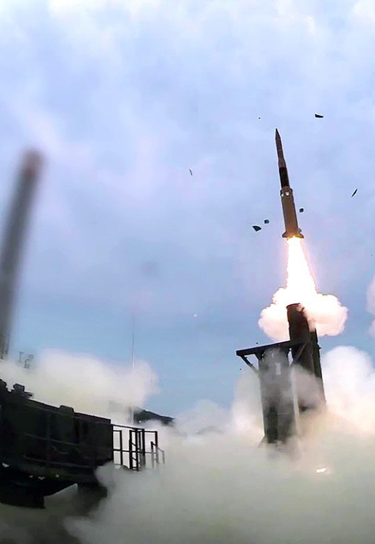 군이 독자 개발 중인 ‘장거리 지대공 유도무기(L-SAM)’ 요격탄 발사 장면. 국방부 제공