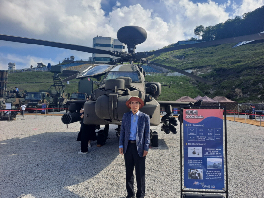 ‘2023 연합·합동 화력격멸훈련’ 국민참관단으로 경기도 포천시 승진과학화훈련장을 방문한 박태헌 예비역 해병대 장교가  아파치 가디언 공격헬기 앞에서 포즈를 취하고 있다. 박태헌씨 제공