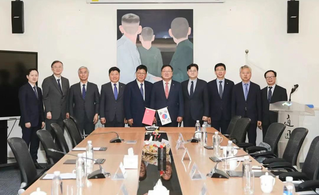 중국 베이징을 방문한 더불어민주당 국회의원들이 지난 13일 중국 차하얼 학회 한팡밍 회장을 만나 함께 기념 촬영을 하고 있다. 오른쪽에서 다섯 번째가 김태년 의원, 김 의원 왼쪽이 한 회장이다. 차하얼 학회 트위터 계정