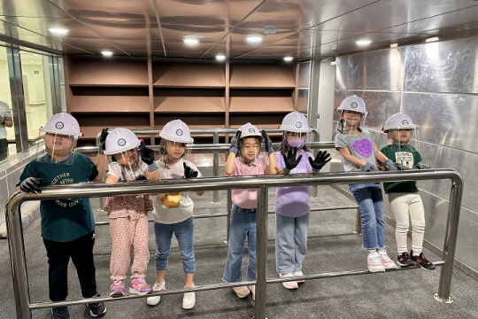 에스알(SR, 대표이사 이종국)은 15일 어린이 교통약자를 초청해 철도 안전사고 및 자연재난에 대한 올바른 인식과 안전행동을 기르는 다양한 안전체험 교육을 실시했다. 에스알 제공