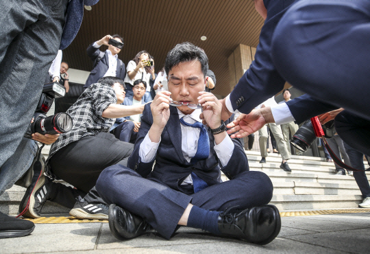 장경태 더불어민주당 최고위원이 지난 14일 경기 과천시 정부과천청사 방송통신위원회에서 방통위의 일방적인 운영 및 김효재 방통위원의 위법행위에 대한 항의 방문 도중 쓰러져 자리에 앉아 있다. 뉴시스