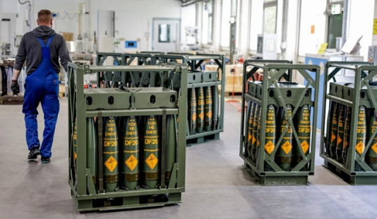 우크라이나에 전달될 155㎜ 포탄. AFP·연합뉴스 자료사진