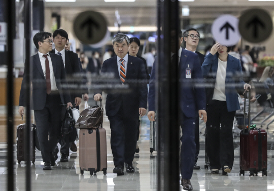 조태용 국가안보실장이 일본에서 열린 한미일 안보 실장회의를 마치고 15일 오후 서울 강서구 김포국제공항 국제선 입국장으로 들어오고 있다. 뉴시스