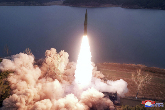 북한 탄도 미사일 발사 장면. 조선중앙통신 AP 뉴시스