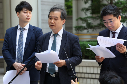 정진상 전 더불어민주당 대표실 정무조정실장 측 이건태 변호사(가운데)가 16일 오전 서울 서초구 서울중앙지법에서 기자회견을 열고 유동규 전 성남도시개발공사 본부장 증인신문 및 사건 병합 관련 브리핑을 하고 있다. 연합뉴스