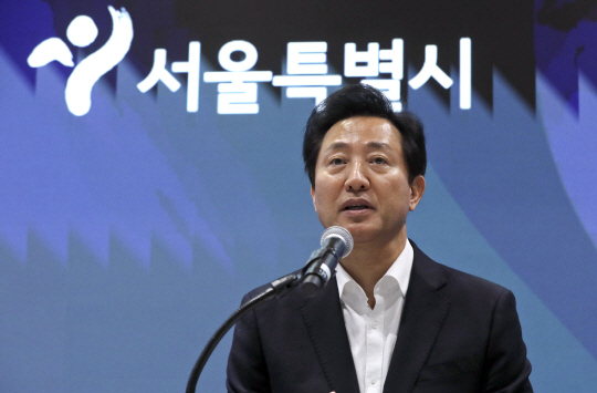오세훈 서울시장이 4월 서울 강남구 서울창업허브 스케일업센터에서 열린 ‘서울창업허브 스케일업센터 개관식’에서 스타트업 투자협력 MOU 체결에 앞서 발언을 하고 있다. 뉴시스.
