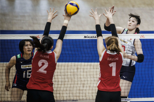 한국의 이주아와 김다은 16일 오전(한국시간) 브라질 브라질리아 닐슨 넬슨 아레나에서 열린 VNL 2주 차 두 번째 경기에서 일본의 아리사 이노우에의 공격을 블로킹하고 있다. VNL 홈페이지 캡처