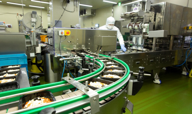 경기 안산시 아워홈 센트럴키친 공장에서 급식·외식업체에 납품할 간편 도시락 ‘온더고’ 제품들이 생산되고 있다. 아워홈 제공