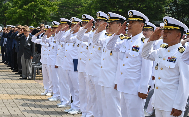 15일 열린 제1연평해전 전승 24주년 기념식에 참석한 해군2함대 장병들이 경기 평택시 해군2함대 사령부 내 제1연평해전 전승비 앞에서 경례하고 있다. 연합뉴스