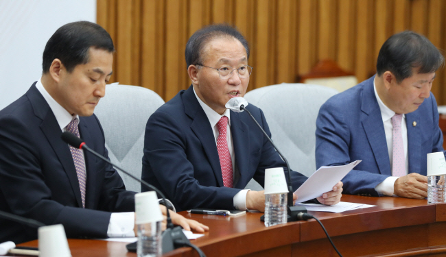 윤재옥(가운데) 국민의힘 원내대표가 16일 오전 국회에서 열린 원내대책회의에 참석해 발언하고 있다. 왼쪽부터 박대출 정책위의장, 윤 원내대표, 이철규 사무총장.  뉴시스