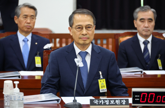 김규현 국가정보원장이 지난 5월 31일 오후 서울 여의도 국회에서 열린 정보위원회 전체회의에 참석해 자리에 앉아 있는 모습. 사진 뉴시스. 공동취재사진