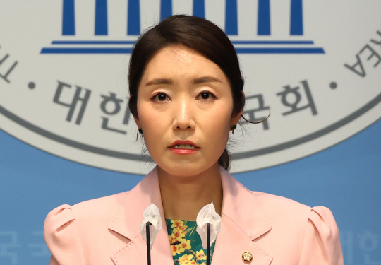 더불어민주당 강선우 대변인이 지난 11일 오후 국회 소통관에서 브리핑을 하는 모습. 사진 연합뉴스