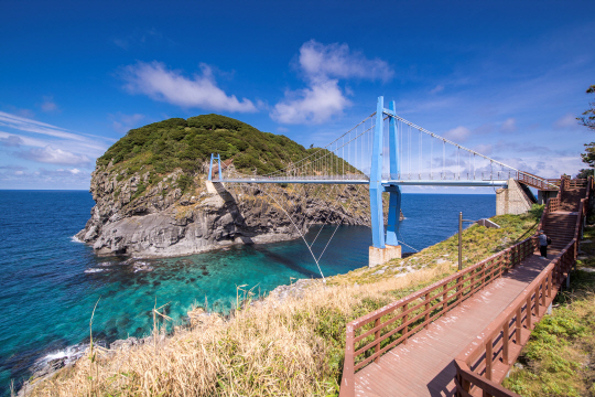 경북도가 진행하는 ‘2023 경북 대표관광상품 왕중왕전 공모’ 본선에 오른 관광지 중 한 곳인 울릉군 관음도. 경북도청 제공