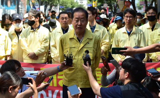[대구=뉴시스] 이무열 기자 = 홍준표 대구시장이 17일 오전 대구 중구 대중교통전용지구에서 열린 제15회 대구퀴어문화축제 행정대집행 현장에서 발언하고 있다. 2023.06.17. lmy@newsis.com