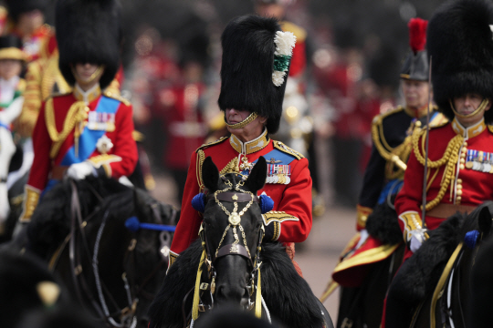 찰스 3세가 17일 영국 런던에서 열린 군기 분열식에서 행진하고 있다. AP 연합뉴스