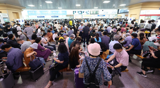 수도권 전철 경의선 철도에서 전기공급 장애가 발생한 16일 오후 서울역에서 출발하는 열차 다수가 지연돼 이용객들이 불편을 겪고 있다. 연합뉴스