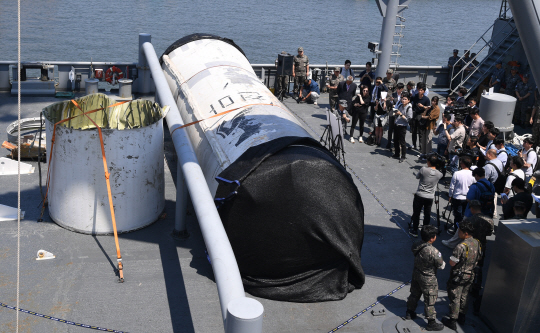 북한이 탄도미사일 기술을 이용해 발사한 우주발사체 ‘천리마 1형’의 잔해가 서해에 추락한 지 15일 만인 지난 15일 밤 인양돼 16일  오후 경기도 평택시 포승읍 해군 제2함대사령부에서 언론에 공개됐다.사진공동취재단