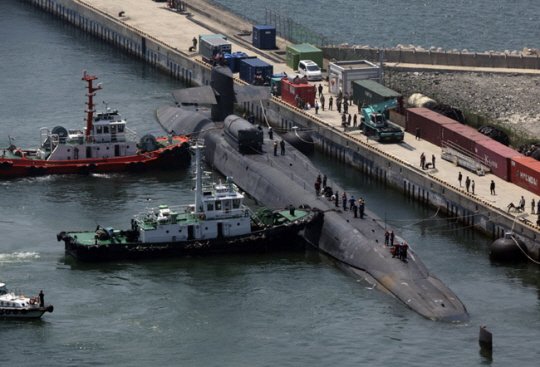 미국 해군의 오하이오급 전략핵추진순항유도탄잠수함인 미시간함(SSGN-727)이 16일 오전 부산 남구 해군작전사령부 부산작전기지에 입항해 터그선이 접안작업을 하고 있다. 연합뉴스