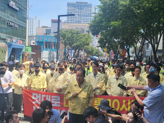 홍준표 대구시장이 17일 대구 중구 대중교통전용지구에서 열리는 제15회 대구퀴어문화축제 현장에서 기자회견을 하고 있다. 대구시청 제공