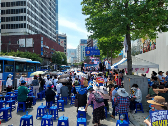 17일 대구 중구 중앙네거리 부근에서 열리고 있는 대구퀴어문화축제 반대 행사. 대구 =박천학 기자