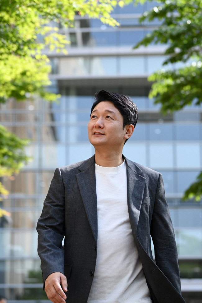 조영태 서울대 인구정책연구센터장은 지난 16일 서울 관악구 서울대 보건대학원에서 문화일보 인터뷰를 통해 저출산 문제를 풀기 위해서는 수도권 쏠림 현상을 해소해야 하며, ‘오늘의 청년’이 아닌 10년 후 청년이 될 ‘미래 세대’를 위해 인구정책을 짜야 한다고 했다. 조 센터장은 오는 29일 문화미래리포트 기조강연에서 인구 위기에 대응할 수 있는 새로운 패러다임을 소개할 예정이다. 백동현 기자