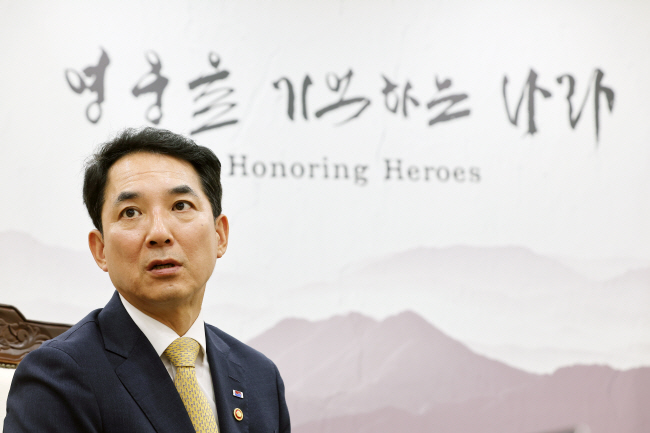 지난 13일 언론 인터뷰를 하고 있는 박민식 국가보훈부 장관 뒤로 ‘영웅을 기억하는 나라’라는 문구가 보이고 있다. 연합뉴스