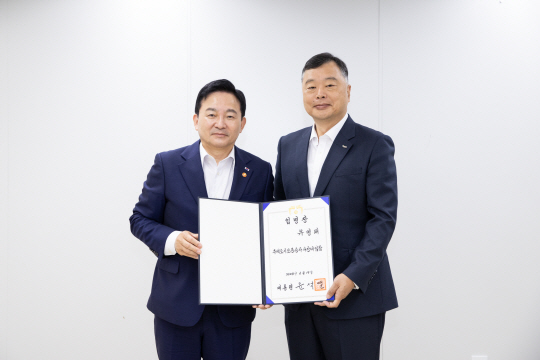 원희룡(왼쪽) 국토교통부 장관은 19일 오전 유병태 주택도시보증공사 신임 사장에게 임명장을 수여했다. 국토부 제공