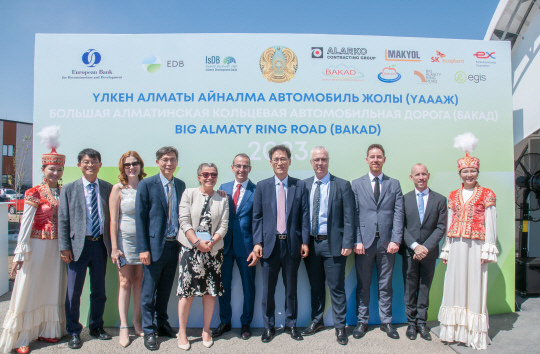 카자흐스탄 알마티 순환도로 관계자들이 개통식 행사 후 기념촬영을 하고 있다. 한국도로공사 제공