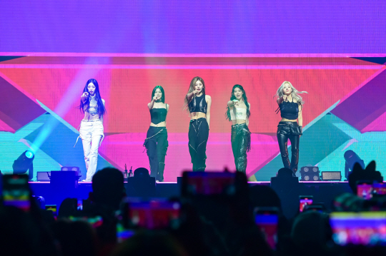 지난17일 서울 송파구 올림픽체조경기장에서 열린 ‘제32회 롯데면세점 패밀리콘서트’에서 아이돌 그룹 ITZY가 공연을 펼치고 있다. 롯데면세점 제공