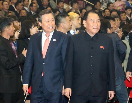 지난 2018년 4월 3일 평양 류경정주영체육관에서 열린 남북합동공연 ‘우리는 하나’에서 김영철(앞줄 오른쪽) 당시 노동당 부위원장과 도종환(〃 왼쪽) 당시 문화체육관광부 장관이 행사장으로 들어서고 있다. 연합뉴스