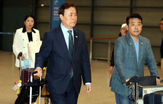 더불어민주당 도종환(가운데) 의원을 비롯한 박정(오른쪽), 신현영 의원 등 중국교류 방중단이 지난 18일 오후 인천국제공항을 통해 귀국하고 있다. 뉴시스