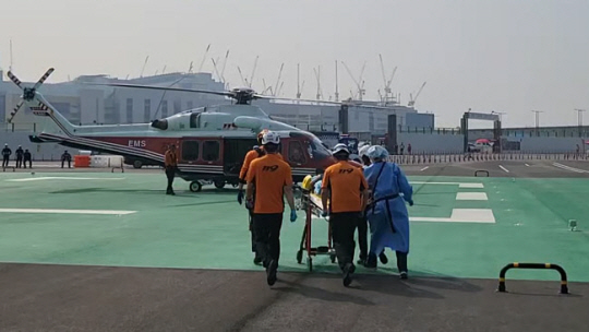 지난 15일 경기소방재난본부 소속 119 구급대원들이 아파트 12층에서 추락해 큰 부상을 입은 3살 아이를 헬기로 이송하고 있다. 경기소방재난본부 제공