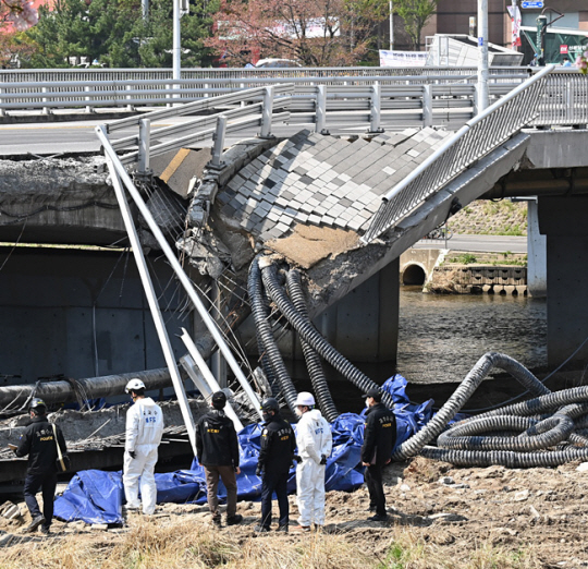 지난 4월 보행로 붕괴사고로 2명의 사상자가 발생한 경기도 성남시 분당구 정자교 사고 현장에서 현장 감식이 이뤄지고 있다. 뉴시스