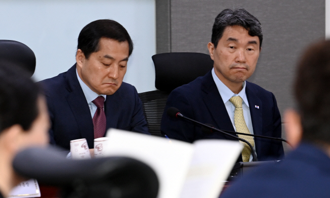 19일 오전 박대출(왼쪽) 국민의힘 정책위의장과 이주호 부총리 겸 교육부 장관이 국회 의원회관에서 열린 학교교육 경쟁력 제고 및 사교육 경감 방안 당정협의회에 참석해 입술을 다물고 굳은 표정을 짓고 있다.  곽성호 기자